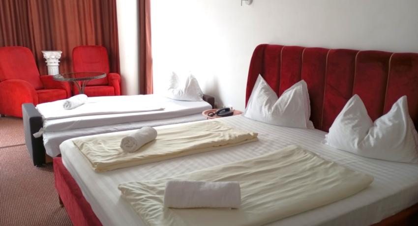 Apartament cu balcon, cu vedere la strada