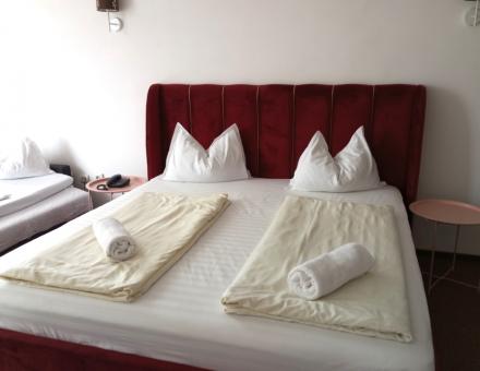 Apartament cu balcon, cu vedere la strada